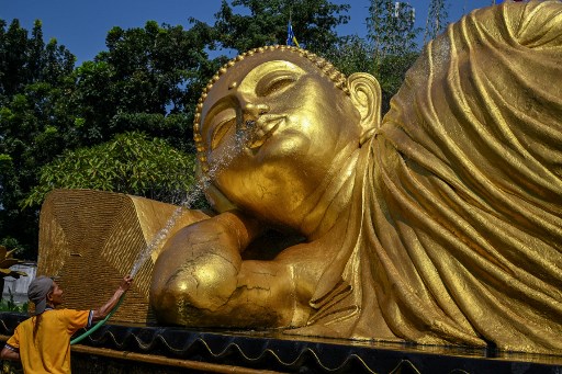 Patung Buddha tidur tersebut berada di area Maha Vihara Mojopahit yang berlokasi di Desa Bejijong, Kecamatan Trowulan, Kabupaten Mojokerto, Provinsi Jawa Timur.