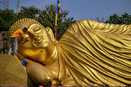 Tradisi membersihkan patung Buddha tidur yang berukuran panjang 22 meter, lebar enam meter dan tinggi 4,5 meter tersebut merupakan rangkaian peringatan menjelang Hari Raya Waisak 2568 BE. 