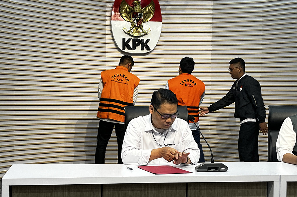 Komisi Pemberantasan Korupsi (KPK) menetapkan dua tersangka baru dalam dugaan rasuah proyek pengadaan subkontraktor fiktif di PT Amarta Marta (Persero) tahun 2018 sampai dengan 2020. Mereka merupakan karyawan PT Amarta Karya (Persero) Pandhit Seno Aji dan Deden Prayoga.