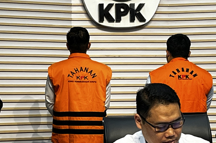 “Terungkap adanya keterlibatan aktif dari pihak lain, sehingga menguatkan adanya peran maupun kerja sama yang erat dan berakibat timbulnya kerugian keuangan,” kata Direktur Penyidikan KPK Asep Guntur Rahayu di Gedung Merah Putih KPK, Jakarta Selatan, Rabu, 15 Mei 2024.