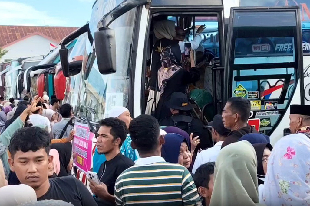 Keberangkatan ratusan jemaah calon haji (JCH) di Majene, Sulawesi Barat diwarnai Isak tangis haru keluarga. Dalam keberangkatan tersebut, jemaah haji utamanya lansia dan risiko tinggi diimbau jaga kesehatan selama perjalanan.