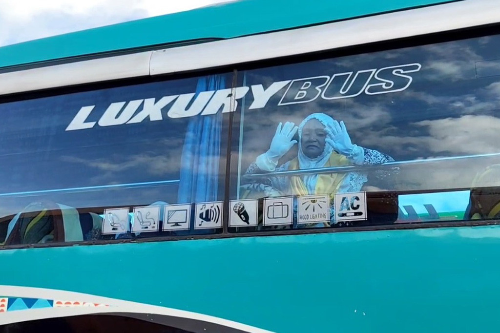 Beginilah suasana keberangkatan ratusan jemaah calon haji di Stadion Prasamya Mandar Kabupaten Majene, Sulawesi Barat, Rabu 15 Mei 2024 sore. Keberangkatan 250 jemaah calon haji ini diantar langsung ribuan keluarga.