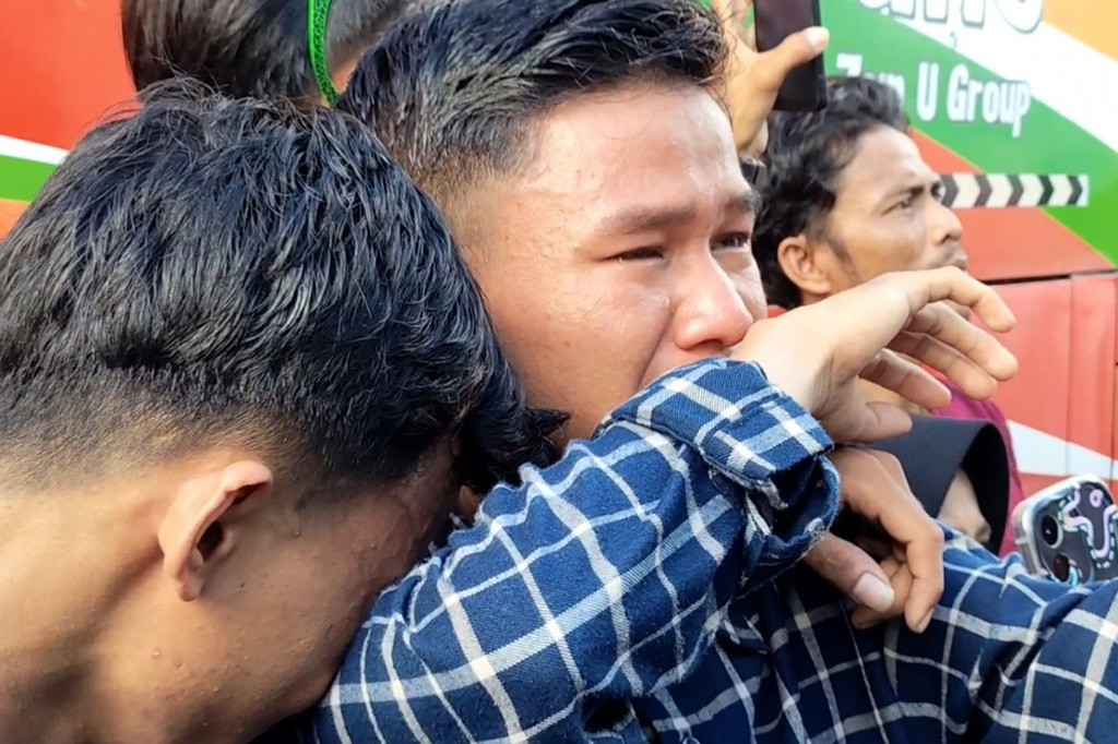 Pelepasan jemaah haji ini ditandai dengan penyerahan bendera merah putih dan pamitan dengan Bupati dan Wakil Bupati Majene serta unsur Forkopimda lainnya. Wakil Bupati Majene, Arismunandar mengimbau jemaah untuk jaga kebugaran dan kesehatan selama perjalanan.
