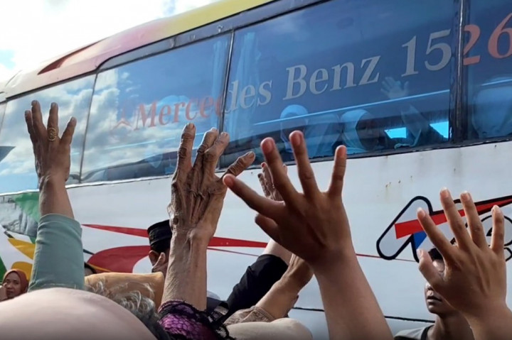 Tangis haru keluarga pun pecah saat ratusan jemaah ini menaiki masing-masing bus sebanyak 10 unit yang telah disiapkan. Mereka berharap keluarganya yang akan menunaikan ibadah haji 1.445 hijiriah tiba dengan selamat di Tanah Suci hingga kembali ke tanah air.