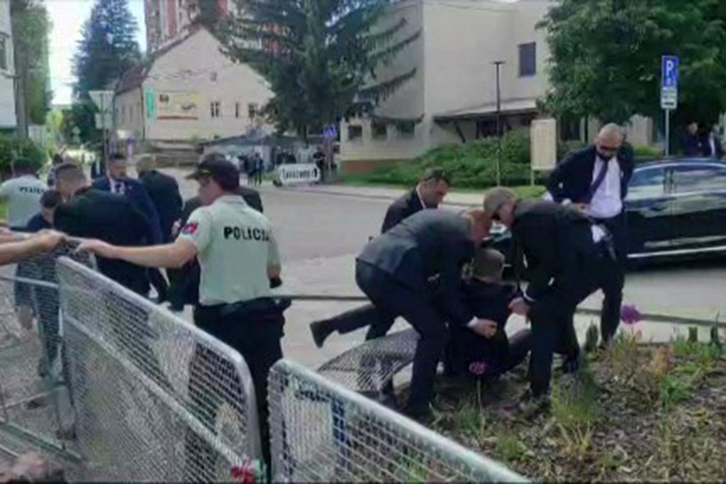 Perdana Menteri Slovakia Robert Fico dibopong beberapa petugas usai ditembak beberapa kali dan terluka parah pada Rabu, 15 Mei 2024. Polisi berhasil membekuk tersangka penembakan.