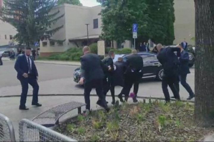 Fico sedang menyapa para pendukungnya di sebuah acara ketika percobaan pembunuhan terjadi. Hal ini mengejutkan negara kecil tersebut dan bergema di seluruh Eropa beberapa minggu sebelum pemilu.