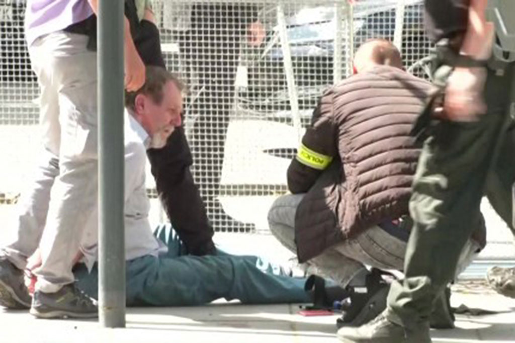 Penembakan di Kota Handlova tersebut, menurut media Slovakia, dilakukan oleh seorang pria berusia 71 tahun.  Identitas dan motif penembakan masih diselidiki hingga saat ini.