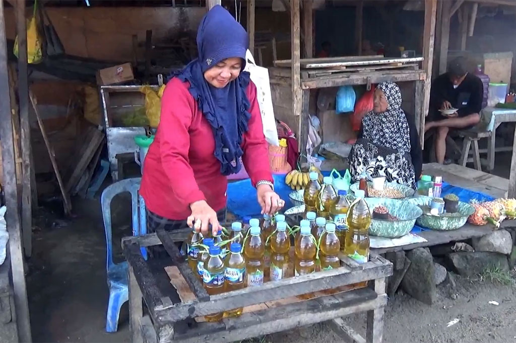 Ia menjual minyak curah mulai pukul 06.00 hingga pukul 11.00. Selain minyak curah, Jamaria juga menjual pisang dan kelapa. Hasil dari keutungannya berjualan ia sisihkan sedikit demi sedikit sebagai ongkos naik haji.