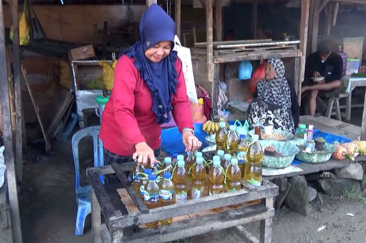 Ia menjual minyak curah mulai pukul 06.00 hingga pukul 11.00. Selain minyak curah, Jamaria juga menjual pisang dan kelapa. Hasil dari keutungannya berjualan ia sisihkan sedikit demi sedikit sebagai ongkos naik haji.