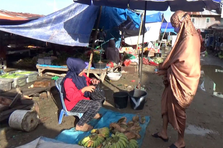 Setiap harinya setelah Subuh, Jamaria binti Abdul Latif, warga Jalan Allung Rea Barat, Desa Patampanua, Kecamatan Matakali ini sudah berangkat menuju ke Pasar Baru Polewali untuk berjualan.