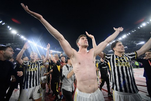 “Saya merasa sulit untuk berbicara, saya hanya bisa berterima kasih kepada semua orang,” kata Vlahovic kepada Mediaset. “Kami tahu kesulitan yang kami hadapi, pada akhirnya kami mencapai tujuan yang ditetapkan di awal tahun. Saya minta maaf atas Scudetto, tapi Inter pantas memenangkannya.