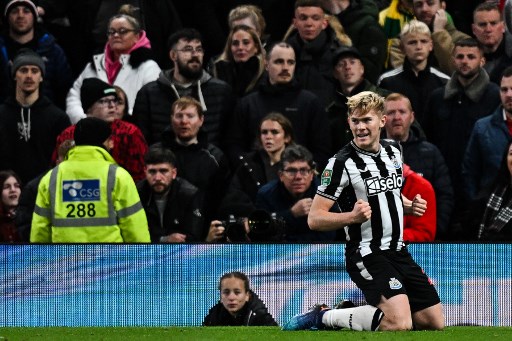 Newcastle sempat memperkecil ketertinggalan lewat gol spektakuler Lewis Hall dari luar kotak pada masa injury time. Tidak ada tambahan gol lagi hingga laga usai. MU menang 3-2 atas Newcaslte.
