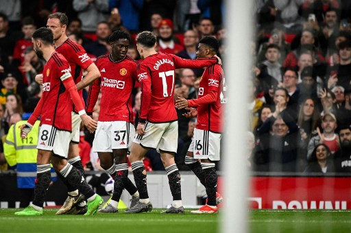 Manchester akhirnya berhasil menjebol gawang Newcastle lewat Kobbie Mainoo pada menit 31, menyelesaikan umpan tumit Amad Diallo di dalam kotak penalti. Skor 1-0 bertahan hingga jeda.