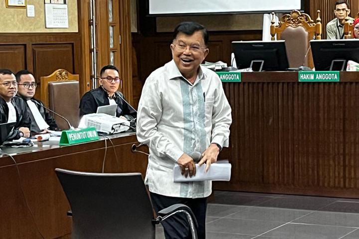 Kalla tiba sekitar pukul 10.00 WIB. Dia dikawal beberapa orang saat tiba di Pengadilan Tipikor pada Pengadilan Negeri Jakarta Pusat.