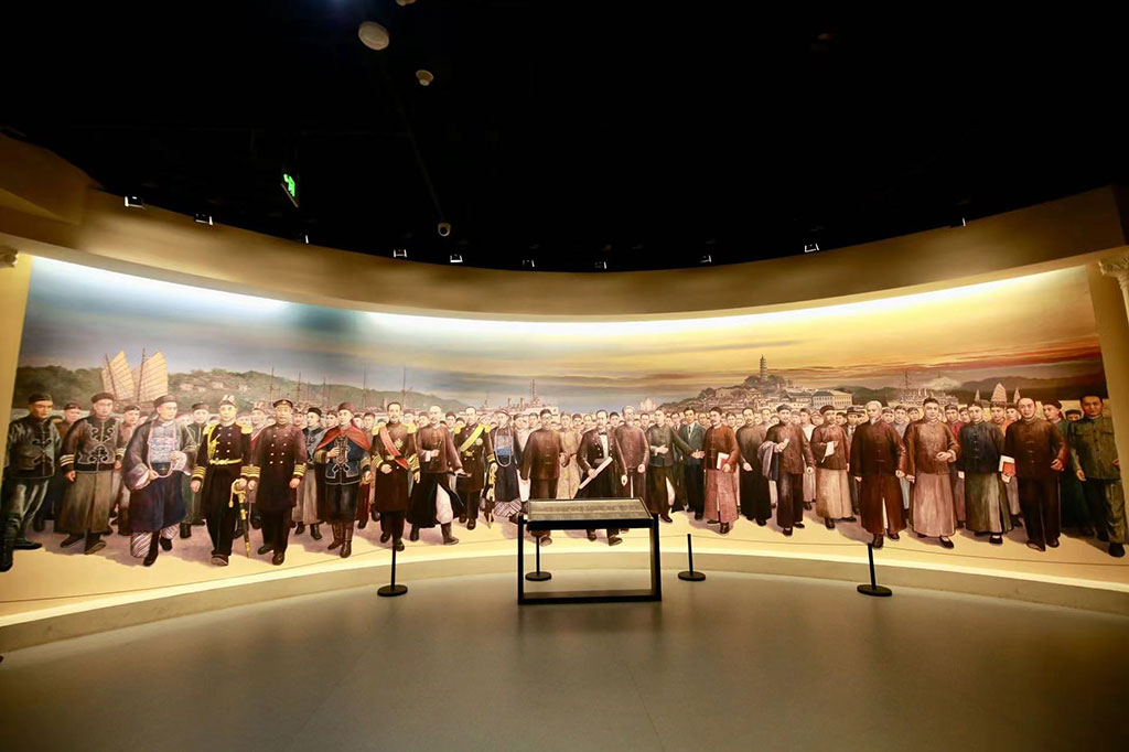 Para pengunjung sangat tertarik dengan restorasi pemandangan yang nyata serta konten pameran yang mendetail dan kaya. Mereka terus merekam visual yang indah dengan kamera serta menjelajahi sejarah dan kenangan tentang semangat pengembangan diri dan inovasi bangsa Tiongkok.