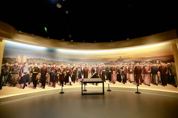 Para pengunjung sangat tertarik dengan restorasi pemandangan yang nyata serta konten pameran yang mendetail dan kaya. Mereka terus merekam visual yang indah dengan kamera serta menjelajahi sejarah dan kenangan tentang semangat pengembangan diri dan inovasi bangsa Tiongkok.