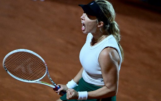Petenis peringkat 15 dunia Danielle Collins  melakukan selebrasi usai melangkah ke semifinal Italian Open dengan mengalahkan mantan petenis nomor satu Victoria Azarenka, Rabu, 15 Mei 2024 waktu setempat.