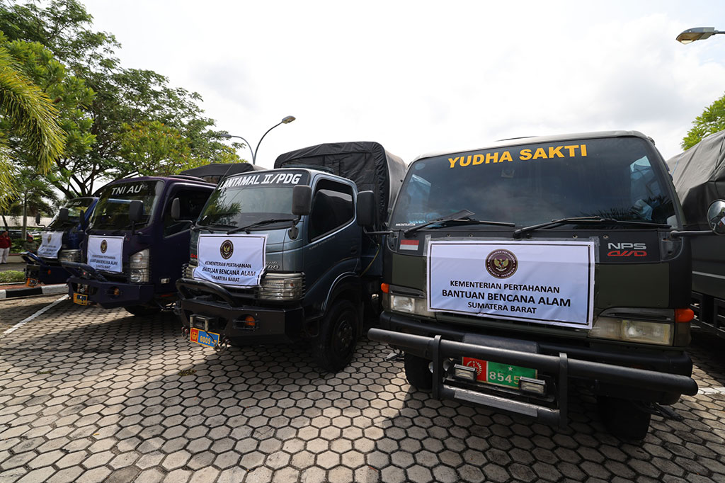 Prabowo melalui Kemhan menyalurkan bantuan berupa 20 ton beras, 1.000 paket obat-obatan berupa obat diare, obat demam/flu, minyak kayu putih, Betadine, kain kasa, vitamin, hansaplast, hingga 600 pasang sepatu boot. Lalu, ada bantuan 3.000 helai selimut, 3.000 paket alat mandi hingga 10.000 dus mi instan.
