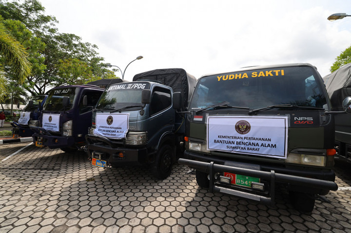Prabowo melalui Kemhan menyalurkan bantuan berupa 20 ton beras, 1.000 paket obat-obatan berupa obat diare, obat demam/flu, minyak kayu putih, Betadine, kain kasa, vitamin, hansaplast, hingga 600 pasang sepatu boot. Lalu, ada bantuan 3.000 helai selimut, 3.000 paket alat mandi hingga 10.000 dus mi instan.