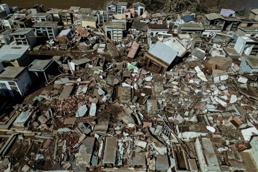 Hujan lebat dan banjir di Brasil mengakibatkan 150 orang tewas dan 112 lainnya hilang di negara bagian Rio Grande do Sul.