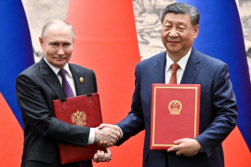 Kesepakatan ketiga, Tiongkok dan Rusia berkomitmen untuk menjaga persahabatan abadi sebagai landasan hubungan dan meneruskan obor persahabatan Tiongkok-Rusia.