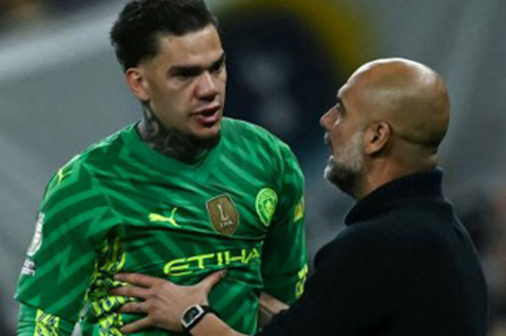 Ederson berusaha terus bermain saat melawan Spurs setelah mendapat perawatan pada babak kedua, namun Guardiola beberapa menit kemudian memutuskan menariknya.