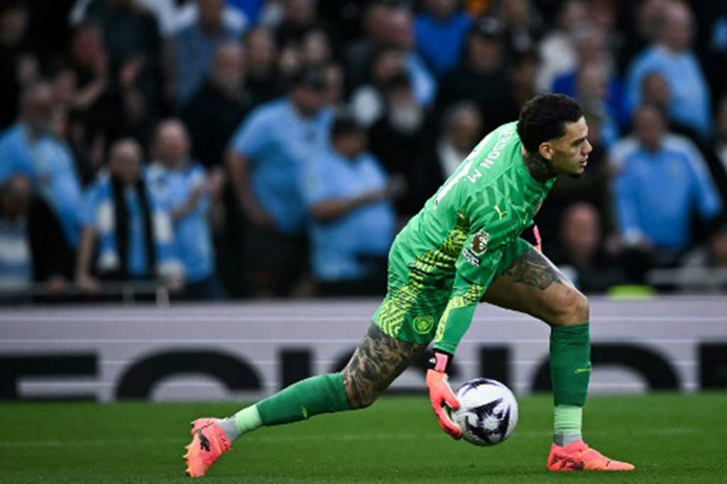 Kiper Manchester City Ederson harus absen pada pertandingan terakhir mereka di Liga Inggris musim 2023/2024 dan final Piala FA pekan depan.