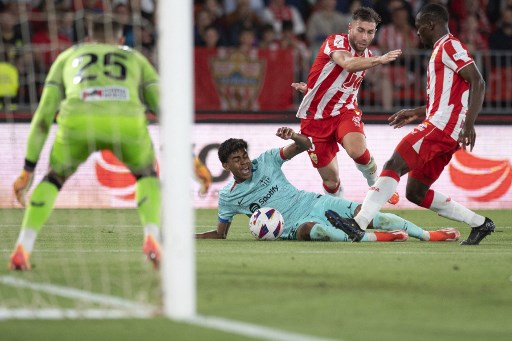 Almeria mengambil inisiatif menyerang terlebih dahulu dan menciptakan peluang lewat tendangan Bruno Langa yang ditepis kiper Barcelona Marc-Andre Ter Stegen.