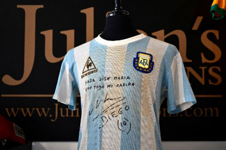 Piala Golden Ball milik pemain terbaik Piala Dunia 1986 itu merupakan barang ketiga yang dilelang setelah jersei dan bola yang digunakan selama turnamen itu. Jersey terjual 8,5 juta euro, sementara bola 2,2 juta euro.