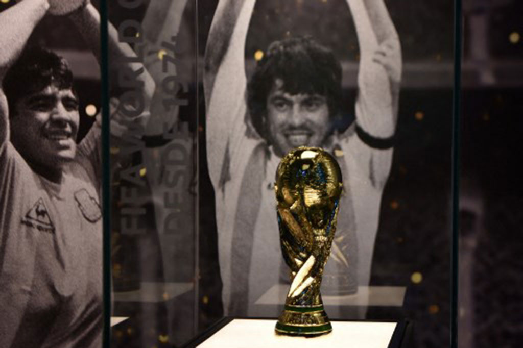 Piala 'Golden Ball' milik Diego Armando Maradona yang diraih pada Piala Dunia 1986 di Meksiko akan dilego di rumah lelang Aguttes, Prancis pada Kamis, 6 Juni 2024 mendatang.