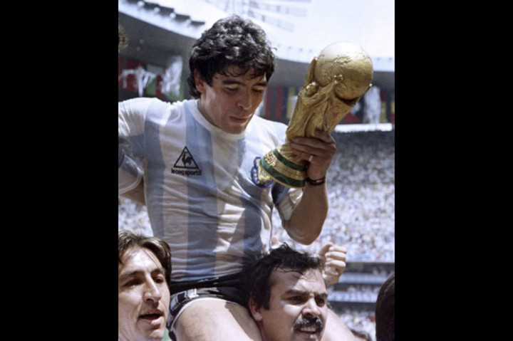 Sedangkan kapten Inggris saat itu, Terry Butcher ingin memenangkan lelang itu demi memiliki piala Golden Ball milik Maradona. 