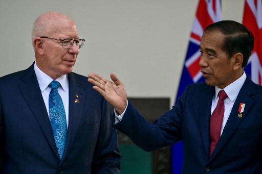 Setelah berkeliling Kebun Raya Bogor, Presiden Jokowi dan Gubernur Hurley kembali berbincang santai di area veranda.