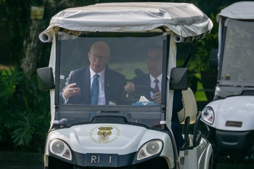 Presiden Jokowi dan Hurley tampak menggunakan mobil golf (buggy) dengan Joko Widodo bertindak sebagai sopir. 