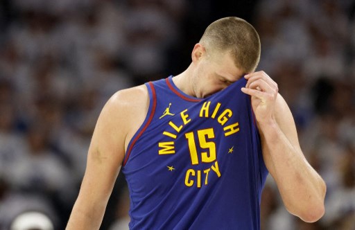 Nikola Jokic mencetak 22 poin dan sembilan rebound untuk Nuggets, Aaron Gordon 12 poin, dan Jamal Murray 10 poin. Hanya tiga pemain itu yang bisa mencetak dua digit poin.