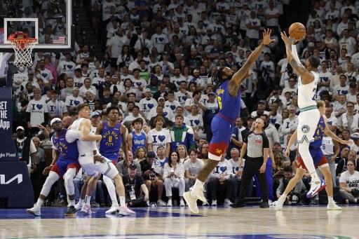 Mengutip data statistik pertandingan dari laman resmi NBA, Timberwolves unggul dari sisi pertahanan maupun serangan. Mereka mencatat 62 rebound, berbanding 43 yang dibuat oleh Nuggets.