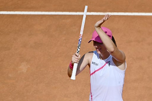 Swiatek mengakhiri pertandingan dengan 26 winner dan mematahkan servis lawannya asal Amerika itu sebanyak empat kali dan kini hanya tinggal satu kemenangan lagi untuk menyamai gelar ganda trofi tanah liat Madrid-Roma yang diraih Williams 11 tahun lalu.