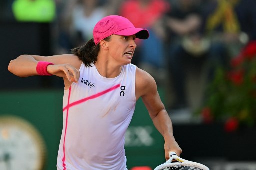 Petenis nomor satu dunia Swiatek meraih kemenangan 6-4, 6-3 atas juara US Open Gauff untuk meraih kemenangan ke-11 berturut-turut di lapangan tanah liat. Sementara unggulan kedua Sabalenka mengalahkan Danielle Collins 7-5, 6-2.
