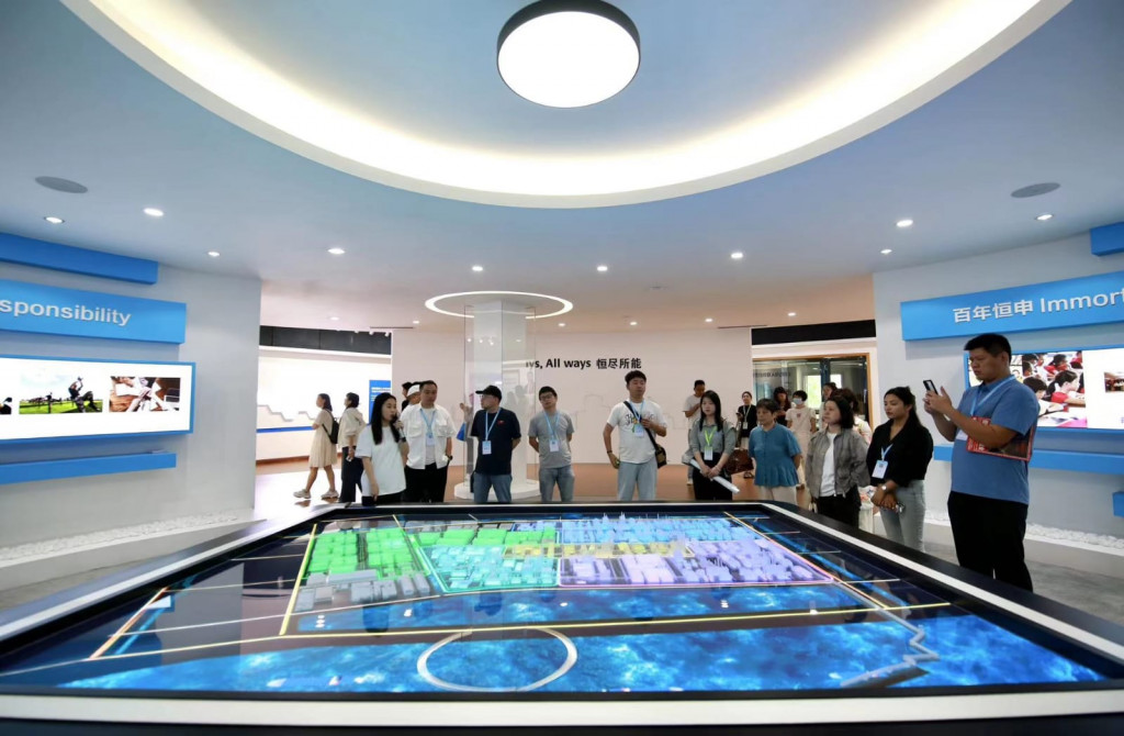 Perwakilan media yang berpartisipasi dalam 'The 2024 International Digital Media Fuzhou Tour' mengunjungi Fuzhou Hengshen Synthetic Fiber Technology Co, Ltd, di Provinsi Fujian, Tiongkok.