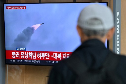 Seorang pria menonton layar televisi yang menampilkan siaran berita dengan rekaman uji coba rudal Korea Utara, di stasiun kereta api di Seoul, Korea Selatan, Jumat, 17 Mei 2024.