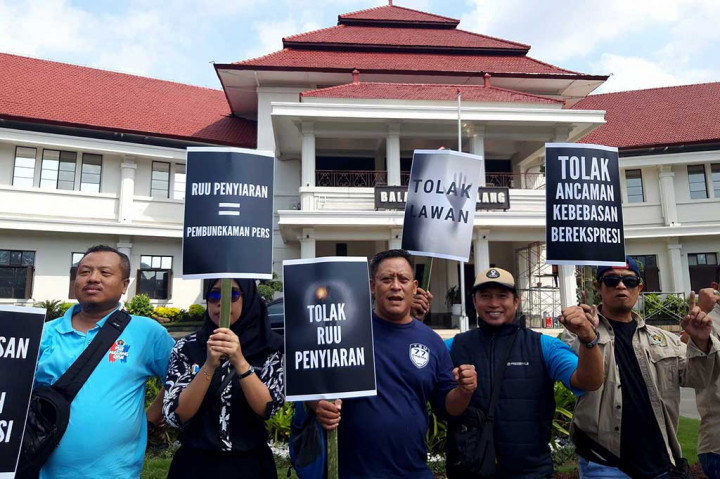 Menurut Benni, draf revisi RUU No.32 Tahun 2022 tentang penyiaran terdapat pasal kontroversial, yakni Pasal 56 ayat 2 C. Pasal itu melarang penayangan eksklusif konten jurnalisme investigasi. Hal itu bentuk membatasi kebebasan pers, bahkan membungkam pers. Karena itu, wartawan bersikap menolak dengan unjukrasa sembari menyatakan sikap. 