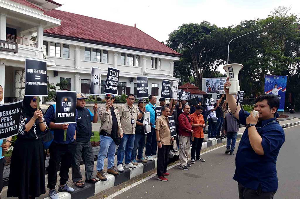 Wartawan di Kota Malang, Jawa Timur, menggelar aksi unjuk rasa damai di Kantor DPRD Kota Malang, Jumat, 17 Mei 2024. 
