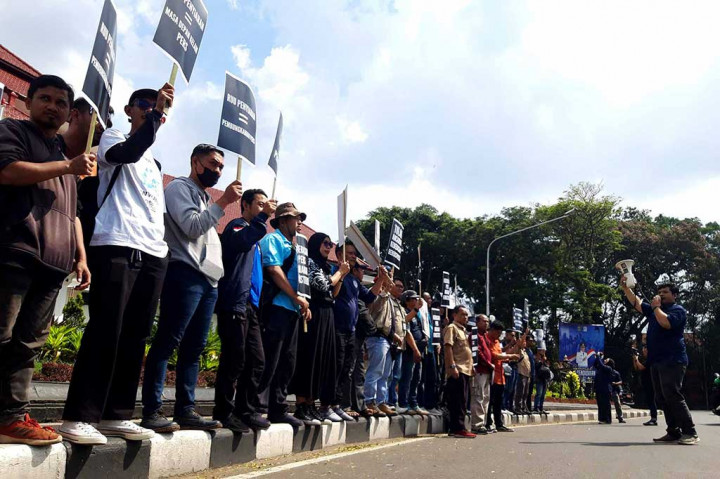 Aksi unjukrasa yang melibatkan gabungan organisasi wartawan yaitu AJI Malang Raya, IJTI, PWI, dan PFI, tersebut untuk menolak revisi RUU Penyiaran, yang salah satu pasalnya dianggap mengancam kebebasan pers. 
