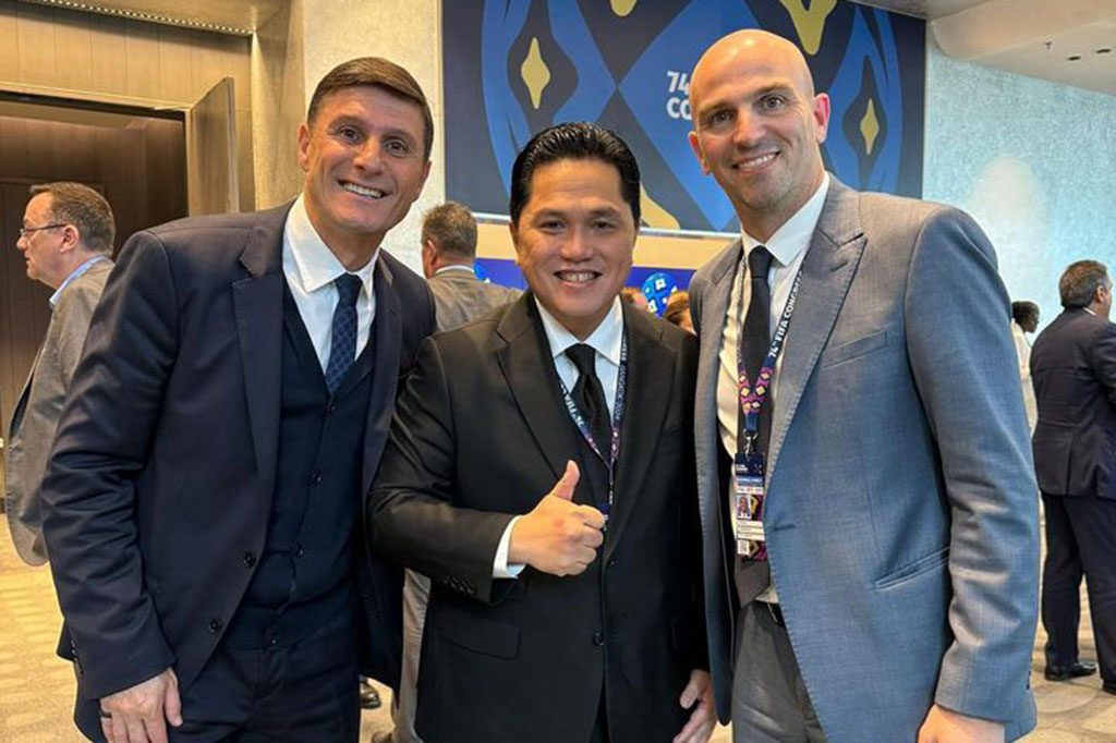 Ketua Umum Persatuan Sepak Bola Seluruh Indonesia (PSSI) Erick Thohir bertemu dengan sejumlah legenda klub Liga Italia Inter Milan, di antaranya Javier Zanetti, Luis Figo, Esteban Cambiasso, dan Ivan Cordoba pada Kongres FIFA di Bangkok, Jumat, 17 Mei 2024.