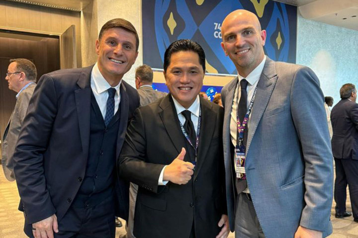 Ketua Umum Persatuan Sepak Bola Seluruh Indonesia (PSSI) Erick Thohir bertemu dengan sejumlah legenda klub Liga Italia Inter Milan, di antaranya Javier Zanetti, Luis Figo, Esteban Cambiasso, dan Ivan Cordoba pada Kongres FIFA di Bangkok, Jumat, 17 Mei 2024.