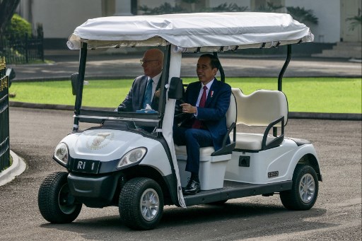 Presiden Joko Widodo mengajak Gubernur Jenderal Australia David Hurley berkeliling kawasan Kebun Raya Bogor, di sela kunjungan kenegaraan Hurley ke Istana Bogor, Jawa Barat, Jumat, 17 Mei 2024.