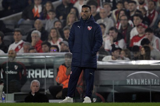 Bersama Tevez, klub yang bermarkas di Stadion Libertadores de America itu mencatatkan 14 kemenangan, 11 kali imbang, dan enam kali kalah dalam 31 pertandingan. Sayangnya, klub juara Copa Libertadores tujuh kali itu mengalami krisis keuangan sehingga sulit mendatangkan pesepak bola berkualitas.