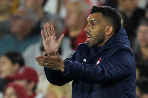 Mantan striker Manchester United dan Manchester City Carlos Tevez mengundurkan diri dari jabatan pelatih klub Argentina, Independiente.