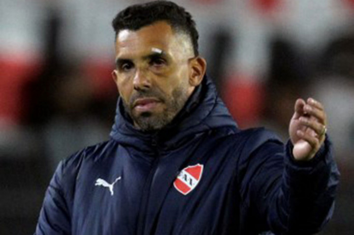 Mantan striker berjuluk El Apache itu memutuskan angkat koper dari Independiente setelah kalah 1-3 dari Talleres de Cordoba pada laga Piala Liga Argentina pada pekan lalu.