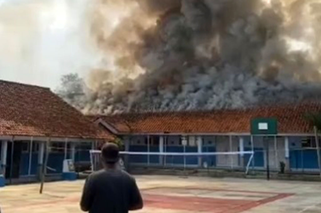  Sebanyak delapan ruang bangunan SMP Negeri 2 Pageurageung, Desa Sukamaju, Kecamatan Pageurageung, Kabupaten Tasikmalaya, Jawa Barat hangus terbakar. Kebakaran tersebut terjadi Jumat, 17 Mei 2024, diduga disebabkan arus pendek listrik. Beruntung tidak ada korban jiwa dalam kejadian itu.