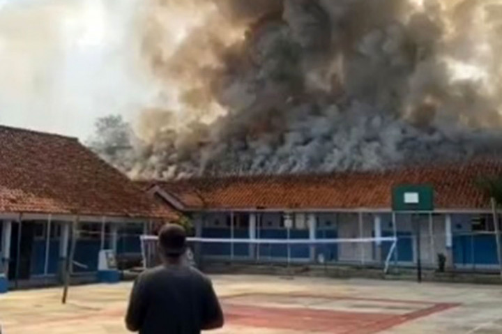  Sebanyak delapan ruang bangunan SMP Negeri 2 Pageurageung, Desa Sukamaju, Kecamatan Pageurageung, Kabupaten Tasikmalaya, Jawa Barat hangus terbakar. Kebakaran tersebut terjadi Jumat, 17 Mei 2024, diduga disebabkan arus pendek listrik. Beruntung tidak ada korban jiwa dalam kejadian itu.